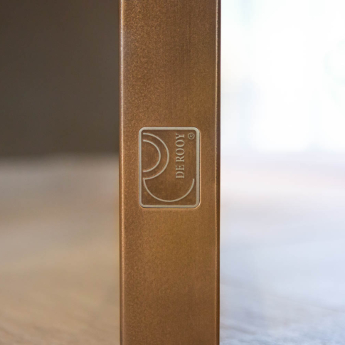 Logo van De Rooy op een bronzen stalen deur, symbool van vakmanschap.